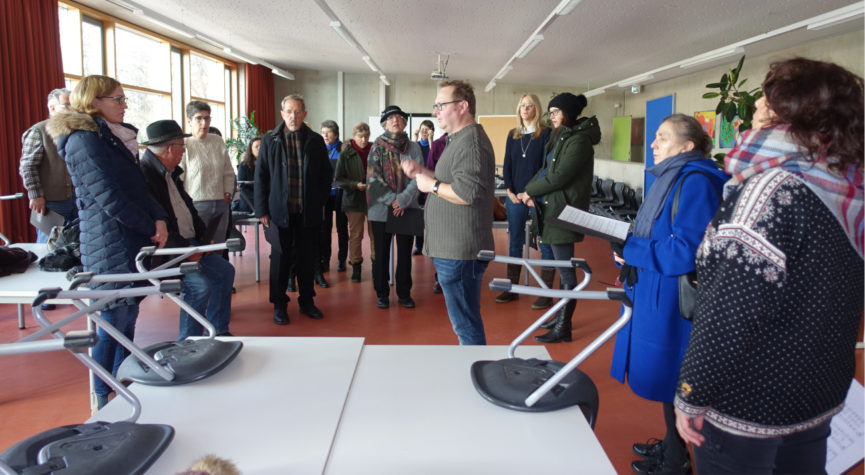 Chorleiter gibt ein kurze Chorprobe im Probenraum